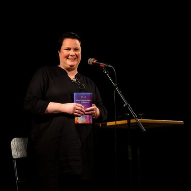 Jenny på Forum för poesi och prosa. Foto: Jarmo Väyrynen.